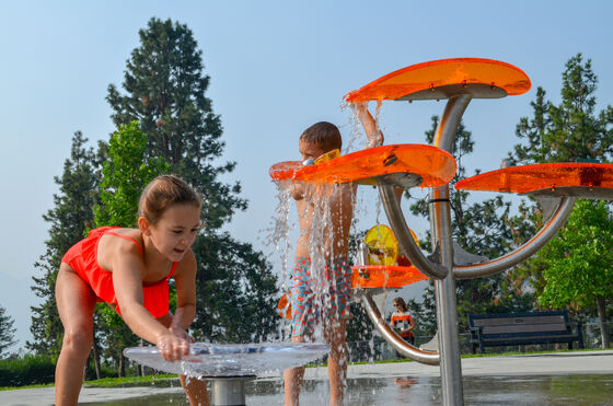 Kinderspielgeräte für Wasserspaß mit feuerverzinkter Stahlkonstruktion, korrosionsbeständiger Glasfaser-Wasserrutsche und Flachwasser-Sicherheitsdesign