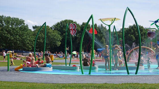 Kinderspielgeräte für Wasserspaß mit feuerverzinkter Stahlkonstruktion, korrosionsbeständiger Glasfaser-Wasserrutsche und Flachwasser-Sicherheitsdesign