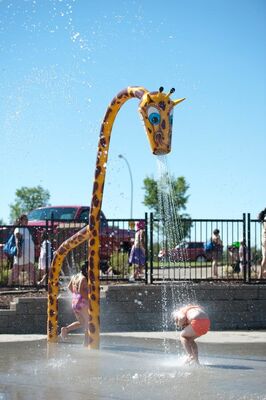 Kinderspielgeräte für Wasserspaß mit feuerverzinkter Stahlkonstruktion, korrosionsbeständiger Glasfaser-Wasserrutsche und Flachwasser-Sicherheitsdesign