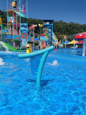 Kinderspielgeräte für Wasserspaß mit feuerverzinkter Stahlkonstruktion, korrosionsbeständiger Glasfaser-Wasserrutsche und Flachwasser-Sicherheitsdesign