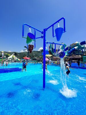 Kinderspielgeräte für Wasserspaß mit feuerverzinkter Stahlkonstruktion, korrosionsbeständiger Glasfaser-Wasserrutsche und Flachwasser-Sicherheitsdesign