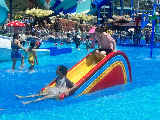 Kinderspielgeräte für Wasserspaß mit feuerverzinkter Stahlkonstruktion, korrosionsbeständiger Glasfaser-Wasserrutsche und Flachwasser-Sicherheitsdesign