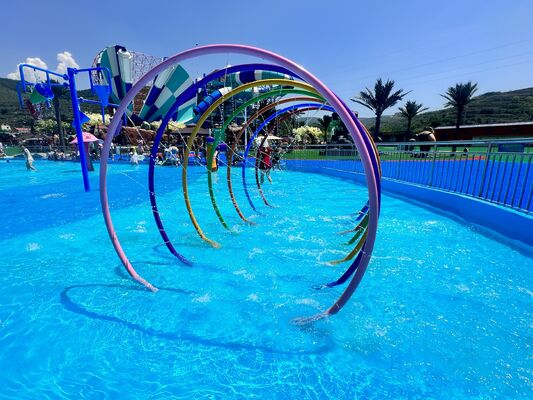 Kinderspielgeräte für Wasserspaß mit feuerverzinkter Stahlkonstruktion, korrosionsbeständiger Glasfaser-Wasserrutsche und Flachwasser-Sicherheitsdesign