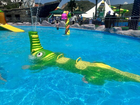 Kinderspielgeräte für Wasserspaß mit feuerverzinkter Stahlkonstruktion, korrosionsbeständiger Glasfaser-Wasserrutsche und Flachwasser-Sicherheitsdesign