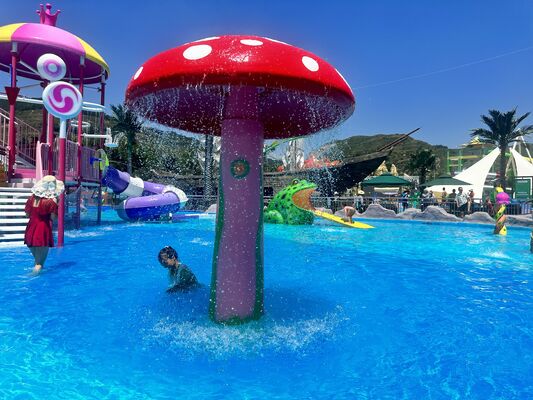 Kinderspielgeräte für Wasserspaß mit feuerverzinkter Stahlkonstruktion, korrosionsbeständiger Glasfaser-Wasserrutsche und Flachwasser-Sicherheitsdesign