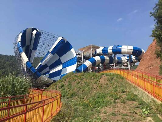 Abyss Slide AB-01 Glasfaser-Wasserrutsche mit 4-Personen-Kleeblatt-Raft und 18m Durchmesser Hornkörper von 15m Plattform