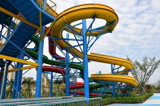 Mehrspurige kundenspezifische Spiralwasserrutsche für Wasserparks - SGS-geprüfter Hersteller