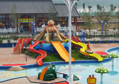 Großes Kinderspielplatzdia mit Aquaspiel, Wasserrutsche für Kinder im riesigen Wasser parken