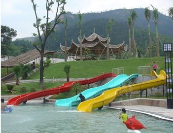 Großes Kinderspielplatzdia mit Aquaspiel, Wasserrutsche für Kinder im riesigen Wasser parken